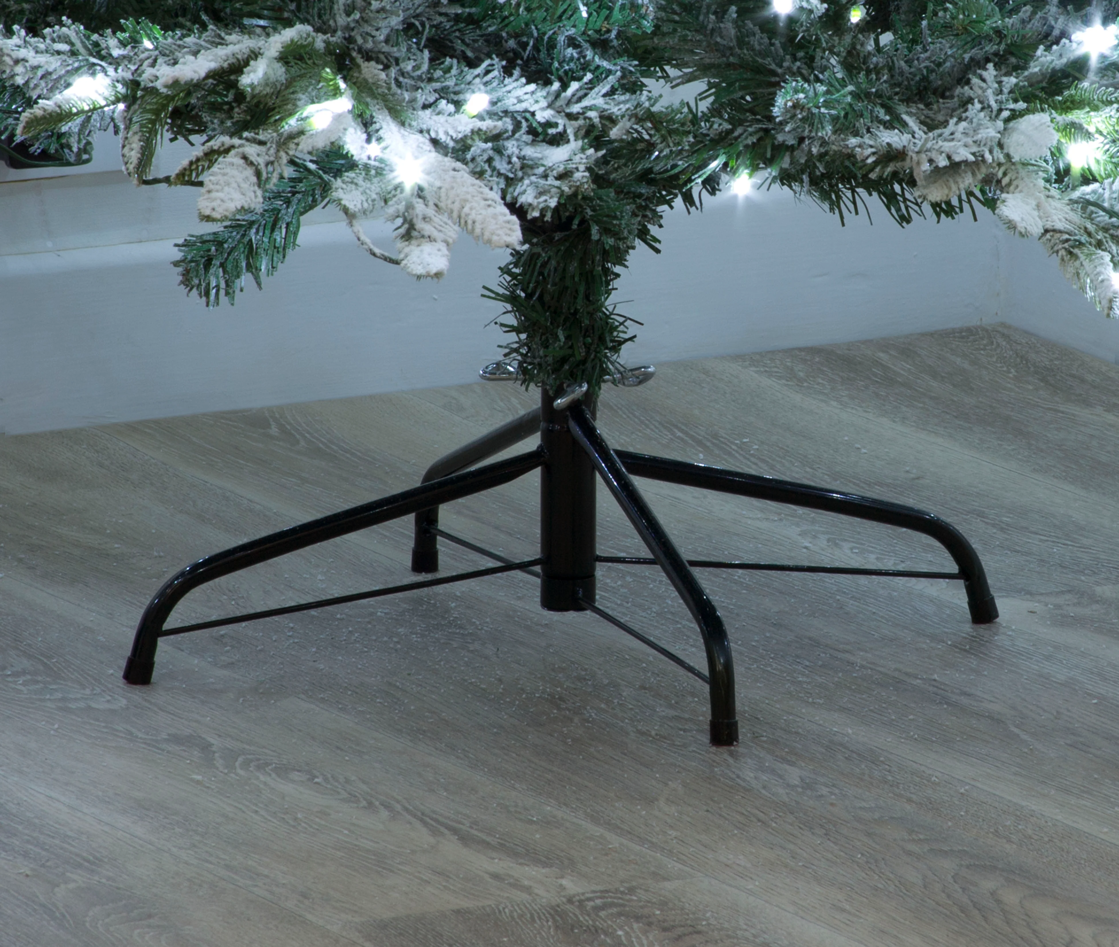 Lapland Fir Pre- Lit Christmas Tree 4ft/120cm - Ice White LEDs - Image 12
