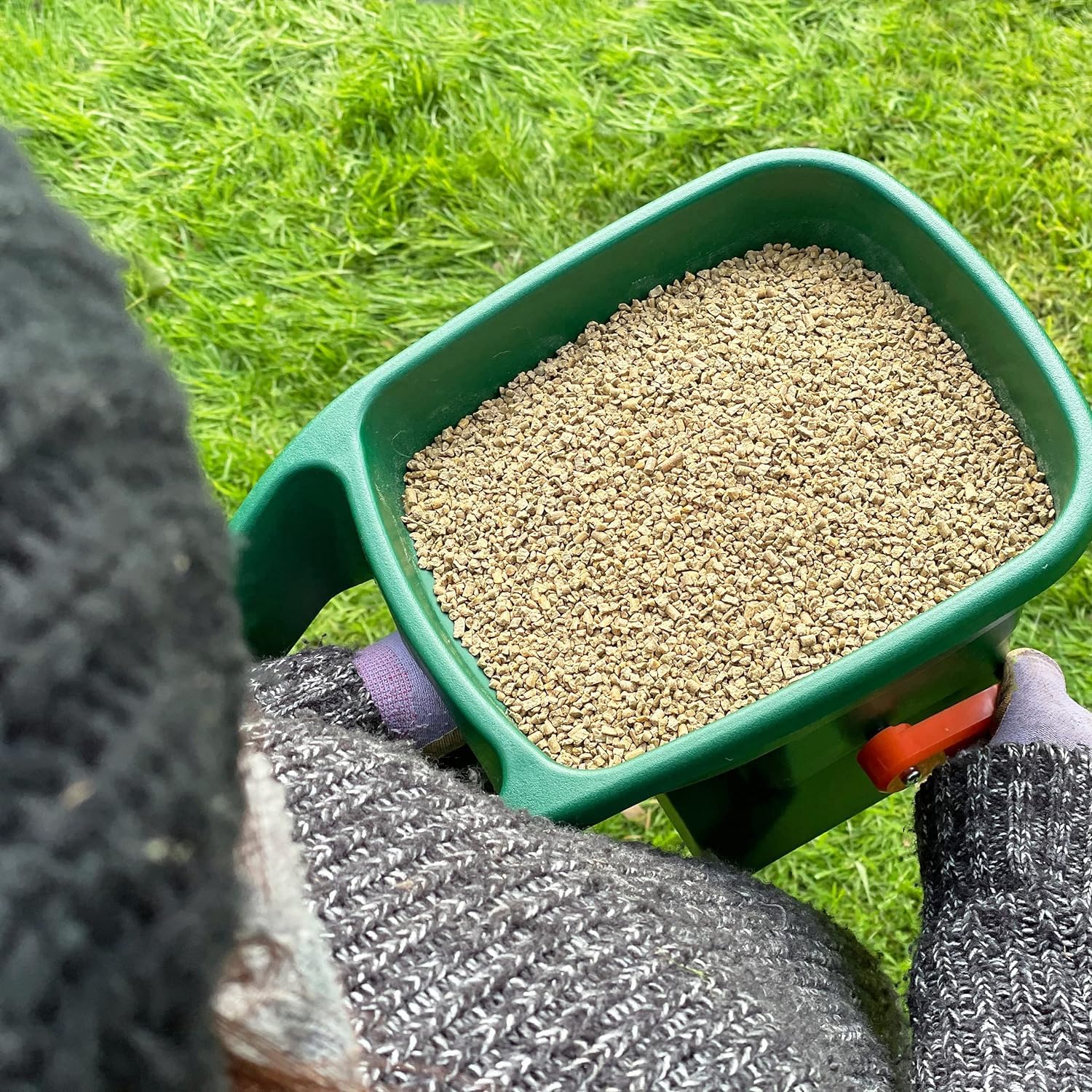Miracle Gro Handy Fertiliser Spreader For Lawn Garden Feed & Grass Seed - Image 3