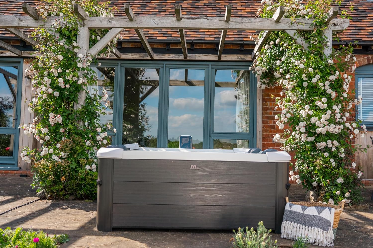 MSpa Oslo Hot Tub with Wi-Fi Control LED Lighting Hydrotherapy Jets and Cover - Image 4