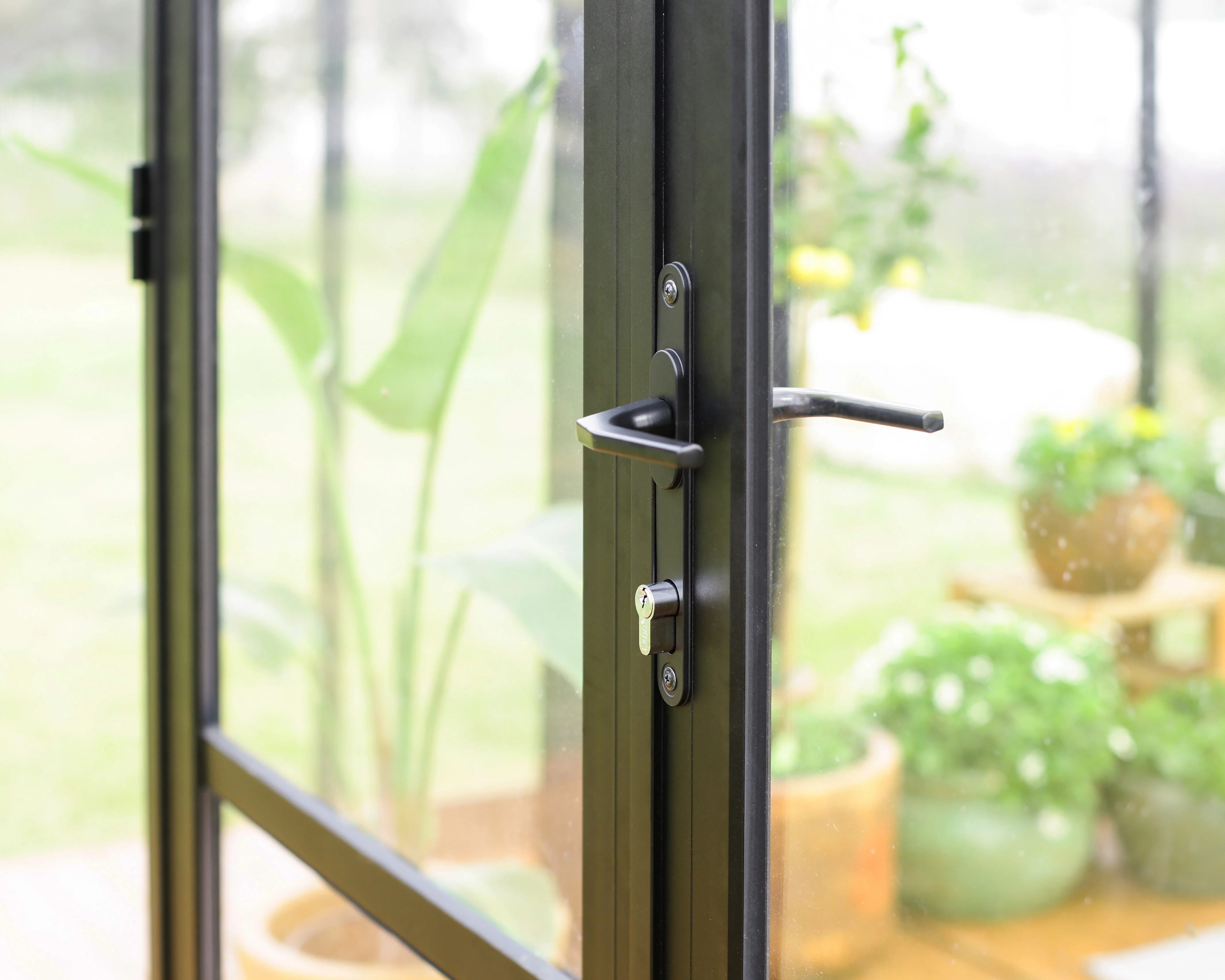 Triomphe 13' x 15' Greenhouse - Black Aluminium Frame & Clear Polycarbonate Panels - Image 16