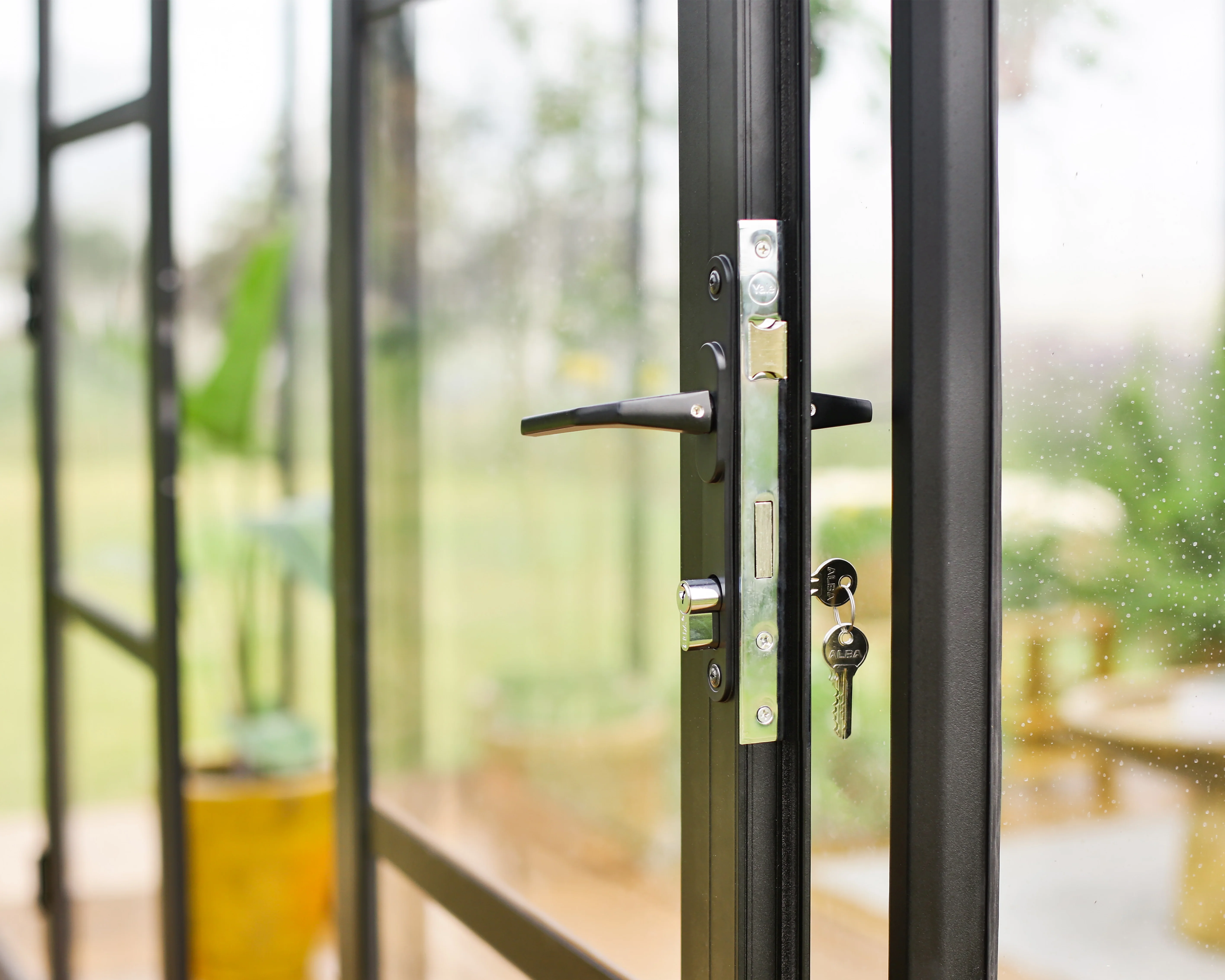 Triomphe 13' x 15' Greenhouse - Black Aluminium Frame & Clear Polycarbonate Panels - Image 17