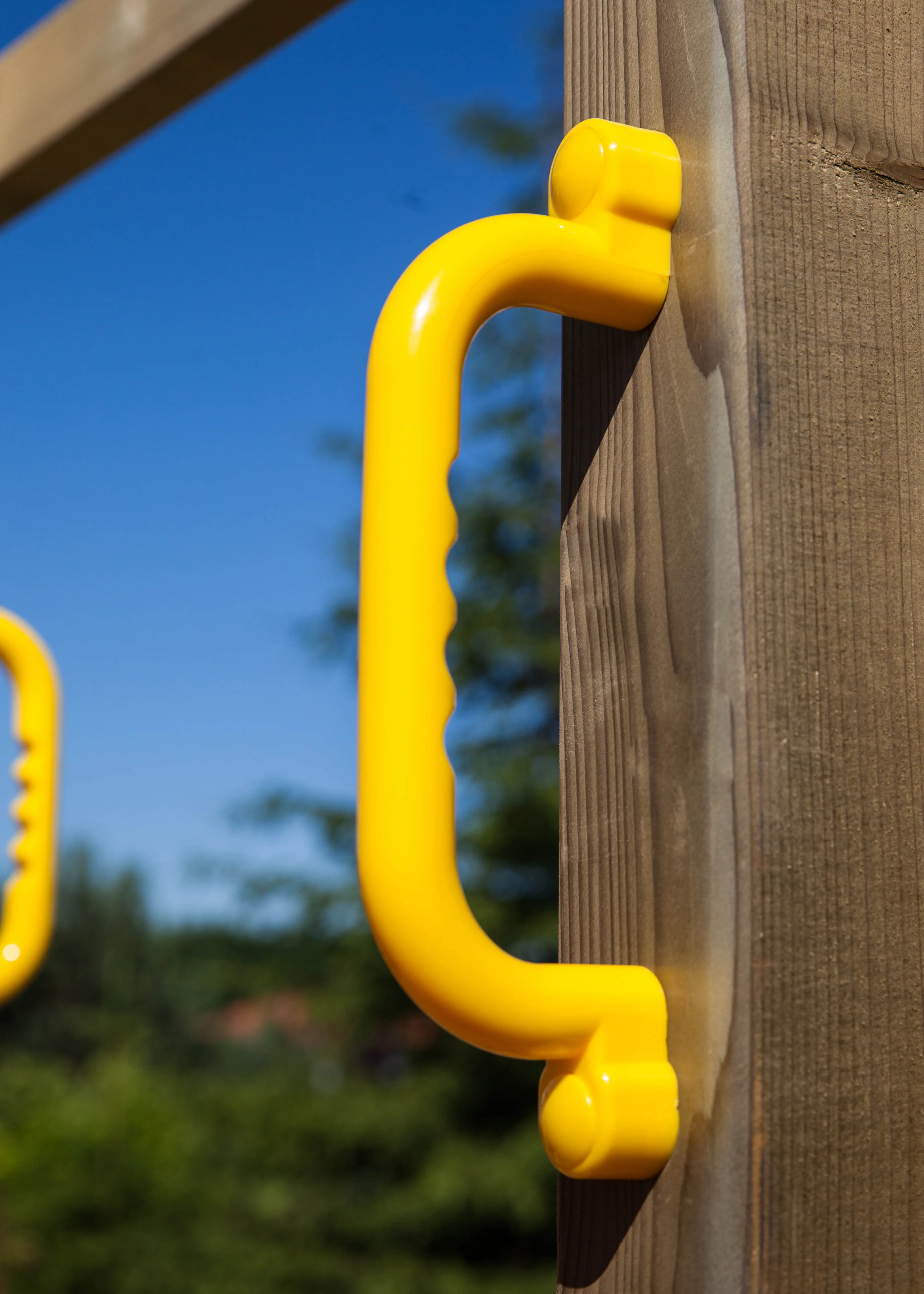Shire Rumble Ridge Rock Wall Climbing Frame with Single Swing - Image 4