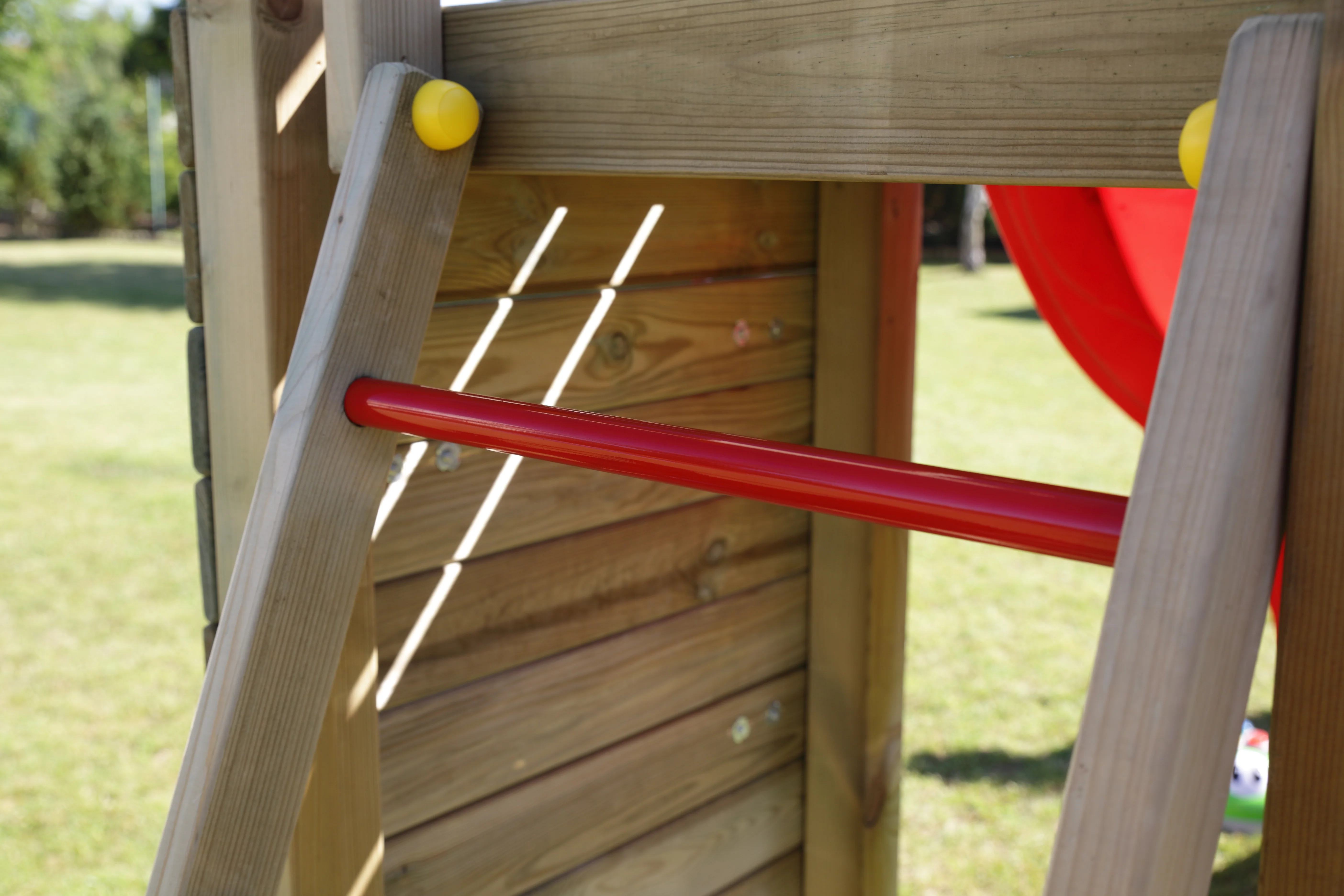 Shire Rumble Ridge Rock Wall Climbing Frame with Single Swing - Image 9